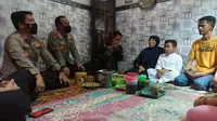 Tim Polri menemui anak pasangan suami istri yang menjadi korban tragedi Kanjuruhan Malang. (Dian Kurniawan/Liputan.com).
