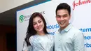 Pasangan Jonathan Frizzy dan Dhena Devanka tengah menanti anak ketiganya. Sebelumnya, pasangan ini telah dikarunia anak kembar. (Deki Prayoga/Bintang.com)