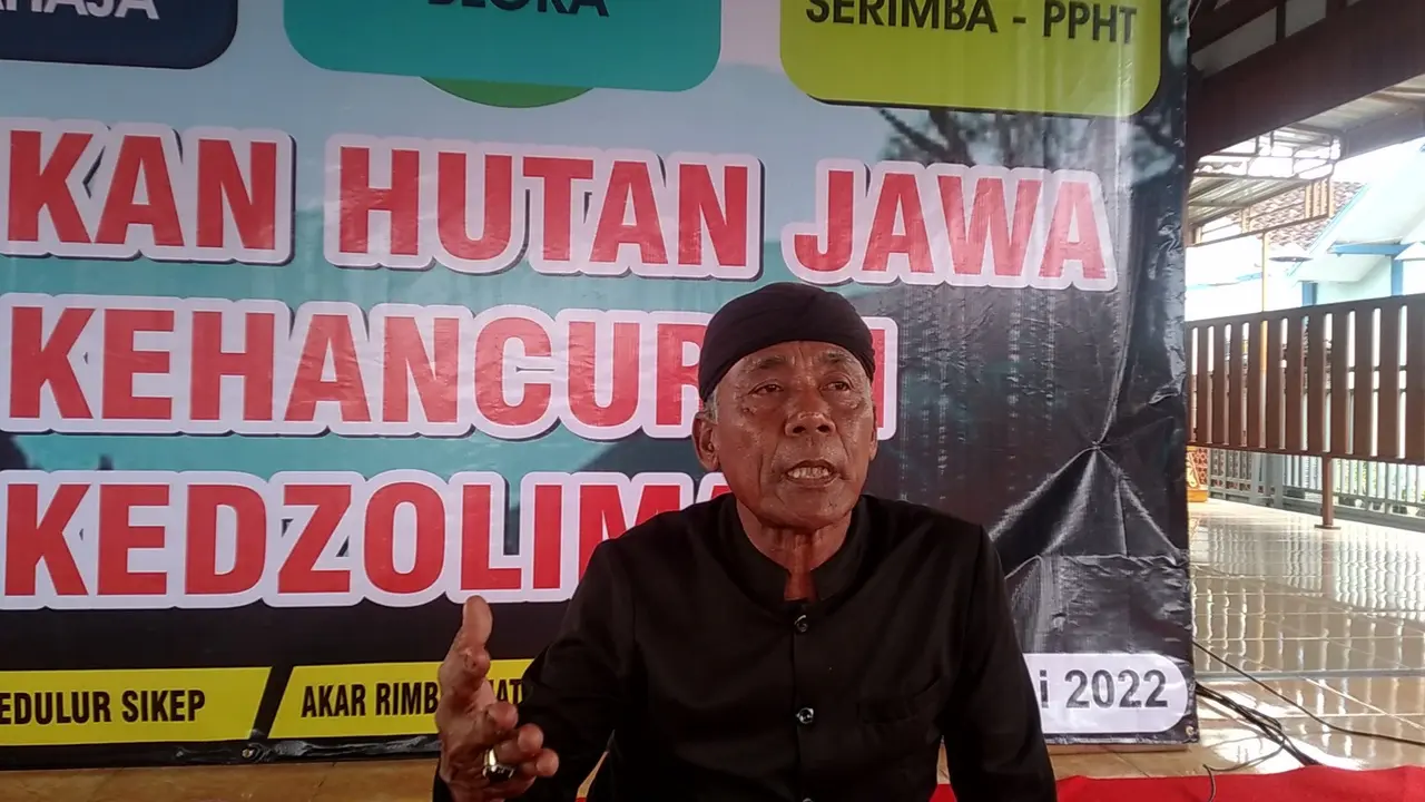 Mbah Pramugi saat diwawancarai Liputan6.com di Pendopo Sedulur Sikep Desa Sambongrejo, Kecamatan Sambong, Kabupaten Blora. (Liputan6.com/Ahmad Adirin)