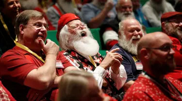 Seorang santa tertawa ketika mengikuti kelas di Charles W. Howard Santa Claus School di Midland, Michigan, 27 Oktober 2016. Sekolah khusus Santa Claus ini untuk belajar menjadi seorang Santa Claus yang baik dan menyakinkan. (REUTERS/Christinne Muschi)