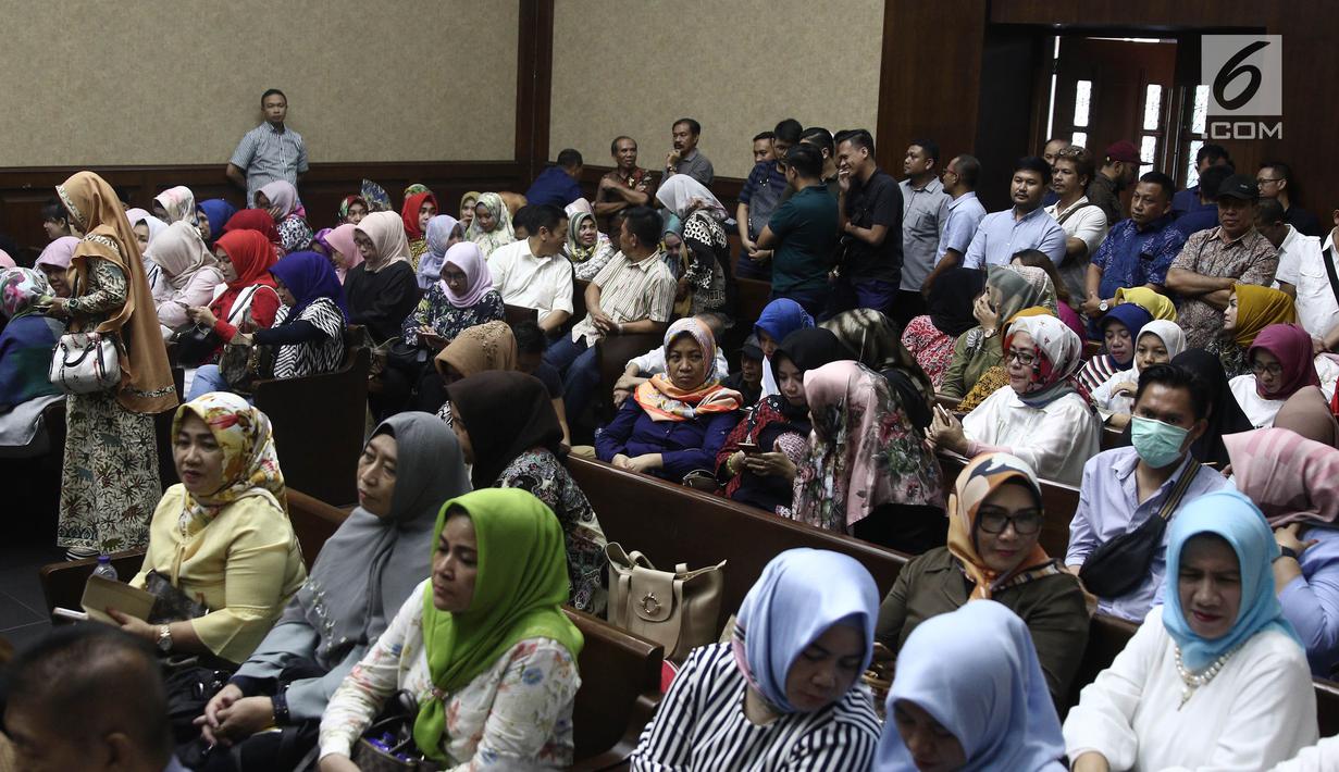 Keluarga dan kerabat mantan Wali Kota Kendari Asrun dan Wali Kota nonaktif Kendari Adriatma Dwi Putra mengikuti sidang vonis di Pengadilan Tipikor, Jakarta, Rabu (31/10). Asrun dan Adriatma divonis 5 tahun 6 bulan penjara. (Liputan6.com/Herman Zakharia)
