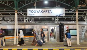 Penumpang melintas di Stasiun Tugu Yogyakarta. Di masa angkutan lebaran 2025, Daop 6 Yogyakarta menyiapkan 41.272 tempat duduk dan sudah terjual 68 persen. (Dok Daop 6 Yogyakarta)