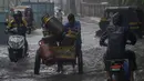 Kantor cuaca mengatakan bahwa monsun telah menutupi seluruh negeri pada tanggal 2 Juli, lebih cepat dari tanggal normal, yaitu 8 Juli. (AP Photo/Rafiq Maqbool)