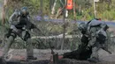 Prajurit mendemonstrasikan serangan kilat  saat peresmian markas baru Batalyon Intai Amfibi - 2 Korps Marinir, Jakarta, Jum'at (26/6/2015). Beragam atraksi militer diperagakan dalam acara tersebut. (Liputan6.com/Andrian M Tunay)