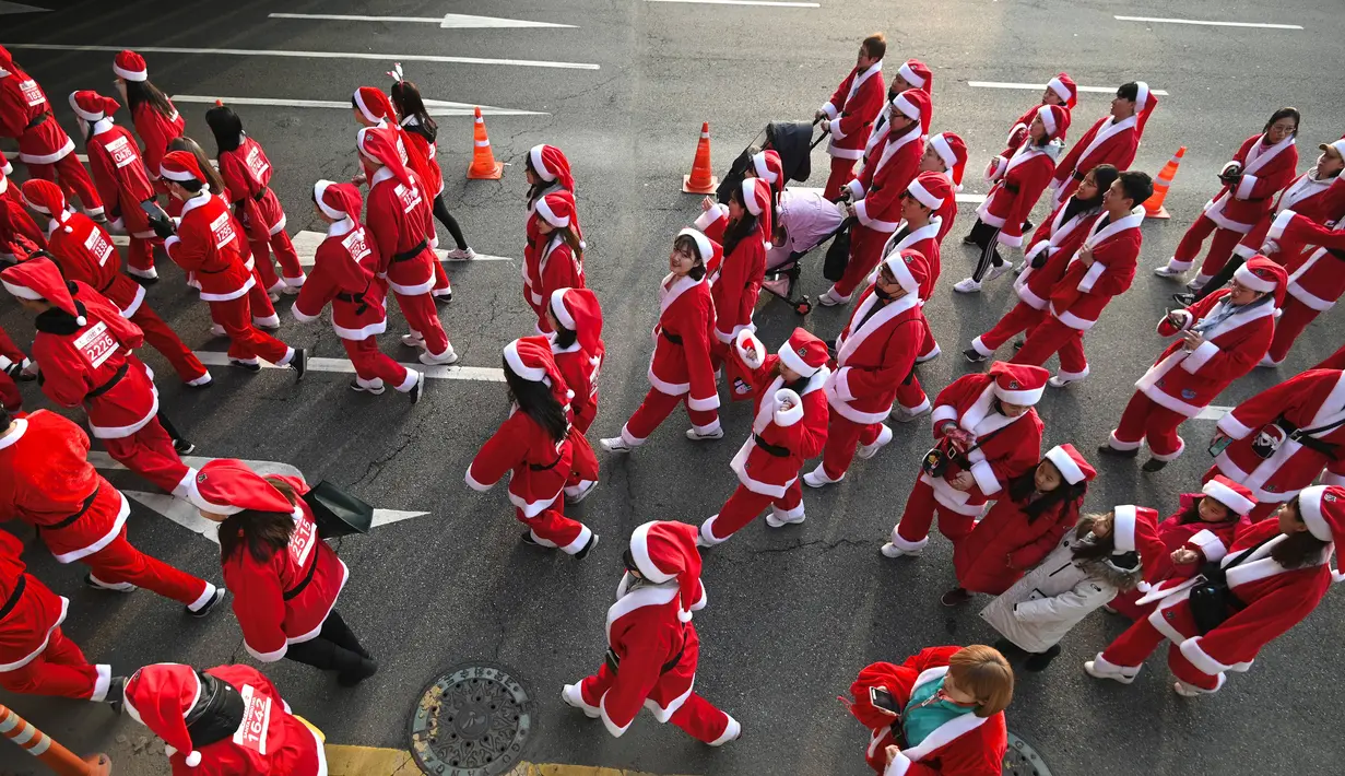 Peserta yang mengenakan kostum Sinterklas mengikuti lomba lari maraton dalam acara Santa Run 2019 di Goyang, Korea Selatan, Sabtu (7/12/2019). Sekitar 2.000 peserta berpartisipasi dalam lomba marathon lari 5 kilometer dan 10 kilometer. (Jung Yeon-je/AFP)