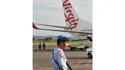 Begitu mendarat, pesawat Virgin Australia ditahan tidak boleh memasuki lapangan parkir Bandara Ngurah Rai, Denpasar, Jumat (25/4/14). (ANTARA FOTO/Nyoman Budhiana)