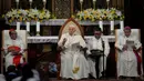 Paus Fransiskus (kedua kiri) berbicara kepada anggota komunitas Katolik di Katedral Santa Perawan Maria Diangkat ke Surga di Jakarta pada tanggal 4 September 2024. (Dita ALANGKARA/POOL/AFP)