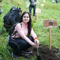 Tissa Biani saat Naik Gunung Merbabu Sambil Tanam Pohon. [@tissabiani]
