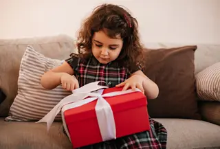 Rekomendasi kado bermanfaat untuk anak pra sekolah yang tidak hanya menyenangkan, tetapi juga mendukung tumbuh kembang. (Foto: lookstudio/Freepik)