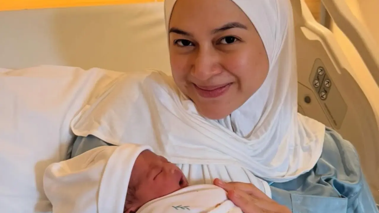 Nina Zatulini baru saja melahirkan anak ke-4 dengan wajah glowing. [@natasharizkynew]