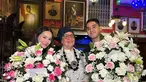 Joyche Kohler baru saja merayakan ulang tahunnya yang ke-78. Di usia senjanya ini ia terlihat bahagia bisa melihat sang cucu bakal segera punya istri. Kedekatan Al Ghazali dan Alyssa Daguise di momen ulang tahun sang nenek ini bak sudah jadi keluarga sendiri. (Liputan6.com/IG/@alghazali)