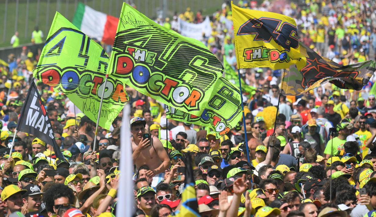 Supporter dari pebalap Yamaha Movistar, Valentino Rossi, memadati balapan MotoGP Italia di Sirkuit Mugello, Minggu (4/6/2017). Rossi gagal finis karena hanya mampu finis di urutan keempat. (EPA/Luca Zennaro)