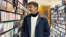 Di sini terlihat Jerome Polin menumpuk 3 jenis outfit. Untuk innerwear, ia tampak mengenakan turtleneck, yang ditumpuknya dengan sweater putih polos, ditambah long coat biru navy sebagai outerwear.