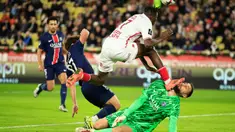 Laga Ligue 1 antara Paris Saint-Germain (PSG) dan AS Monaco pada Rabu (18/12/2024) diwarnai insiden mengerikan. Gianluigi Donnarumma, kiper andalan PSG mengalami cedera wajah parah setelah terkena pul sepatu pemain AS Monaco, Wilfried Singo. (AFP/Valery Hache)