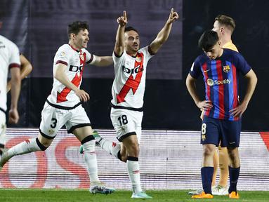 Pemain Rayo Vallecano, Alvaro Garcia, melakukan selebrasi setelah mencetak gol ke gawang Barcelona pada laga Liga Spanyol di Stadion Vallecas, Kamis (27/04/2023). Barcelona dipaksa menelan kekalahan oleh Rayo Vallecano di laga pekan ke-31 La Liga. (AP Photo/Pablo Garcia)