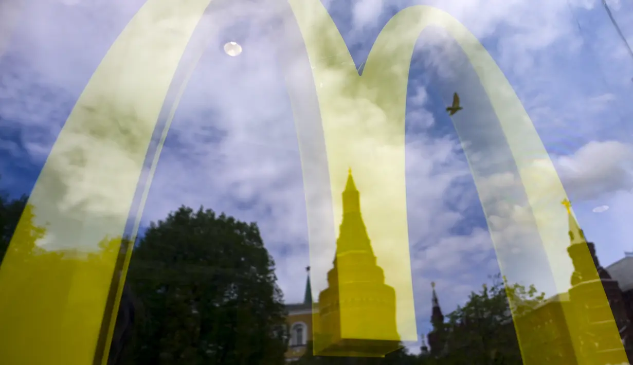 <p>Menara Kremlin tercermin di jendela restoran McDonald's yang tutup di Moskow, Rusia pada 16 Mei 2022. Dalam sebuah pernyataan McDonald's mengatakan: "Setelah lebih dari 30 tahun beroperasi di negara itu, McDonald's Corporation mengumumkan akan keluar dari pasar Rusia dan telah memulai proses untuk menjual bisnis Rusia-nya." (Natalia KOLESNIKOVA / AFP)</p>