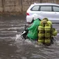 Pengendara terjebak banjir yang menggenangi jalan Bayangkara Pusdiklat, Kota Tangerang Selatan, Banten, Selasa (2/11/2021). BMKG mengeluarkan peringatan potensi cuaca ekstrem di wilayah Jakarta, Bogor, Depok, Tangerang, dan Bekasi (Jabodetabek). (Liputan6.com/Angga Yuniar)