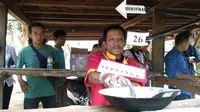 Manusia kanibal asal Solok Selatan, Sumatera Barat, Terosman alias Mansur mengikuti rekonstruksi kasus pembunuhan yang dilakukannya di Batanghari, Jambi. (Foto: Reza/Jambi Ekspres/Jawa Pos Group)