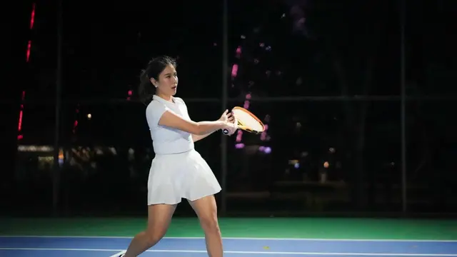Coba Olahraga Baru, Ini 6 Potret Dian Sastro Saat Main Tenis Bersama Pelatih