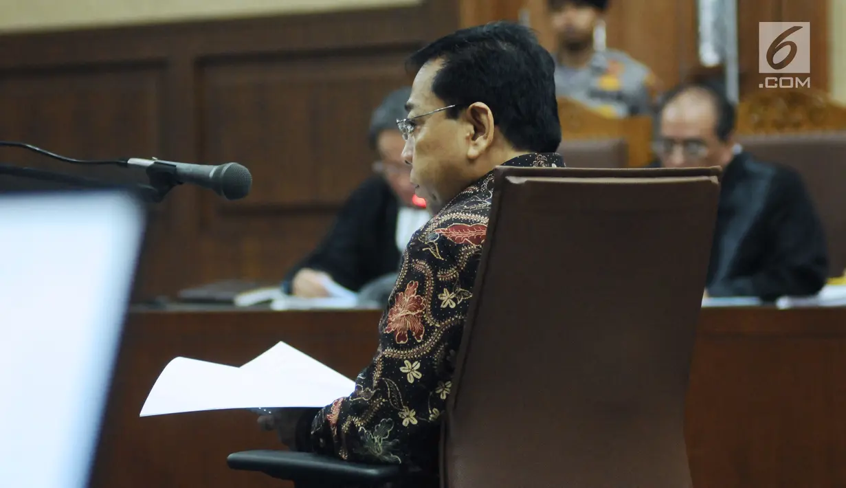 Terdakwa dugaan korupsi proyek E-KTP Setya Novanto saat mengikuti sidang lanjutan di Pengadilan Tipikor, Jakarta, Rabu (20/12). Sidang beragendakan pembacaan eksepsi dakwaan oleh kuasa hukum Setya Novanto. (Liputan6.com/Helmi Fithriansyah)