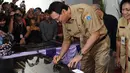 Gubernur DKI Jakarta Basuki Tjahaja Purnama menandatangani prasasti peresmian rumah susun sederhana sewa (rusunawa) Tambora, Jakarta Barat, Selasa (24/2/2015). (Liputan6.com/Herman Zakharia)