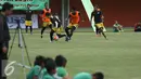 Pemain Mitra Kukar saat latihan uji lapangan jelang laga Piala Presiden 2017 di Stadion Maguwoharjo, Sleman, Jumat (3/2). Mitra Kukar akan melawan Persegres di partai pertama Piala Presiden 2017. (Liputan6.com/Helmi Fithriansyah)