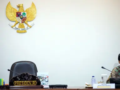 Presiden Joko Widodo memimpin rapat terbatas di Kantor Istana Kepresidenan, Jakarta, Senin (13/4/2015). Tampak, Menteri Sekretaris Negara Pratikno saat menanti dimulainya ratas yang membahas sektor kelautan dan perikanan. (Liputan6.com/Faizal Fanani)