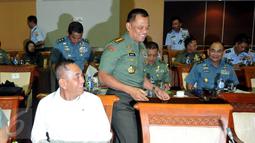 Menhan Ryamizard Ryacudu (kiri) dan Panglima TNI Gatot Nurmantyo saat Raker dengan Komisi I DPR di Senayan, Jakarta, Senin (19/10/2015). Raker membahas evaluasi pelaksanaan Minimum Essensial Force (MEF) Tahap I dan Tahap II. (Liputan6.com/JohanTallo)