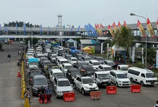 Antrean kendaraan yang hendak masuk ke Kepal di Pelabuhan Gilimanuk Bali (Istimewa)