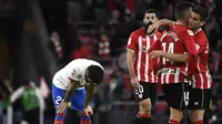 Tampak gelandang Barcelona, Ilkay Gundogan tertunduk lesu usai timnya gagal mengalahkan Athletic Bilbao di ajang Liga Spanyol. (ANDER GILLENEA / AFP)
