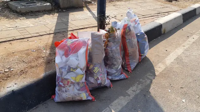 Sampah di depan Gedung DPR, Selasa (1/10/2019) pagi. (Liputan6.com/Fachrur Rozie)