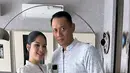Annisa Pohan dan AHY tampil serasi dengan baju couple bernuansa putih. Annisa Pohan kenakan tiered dress print. Sedangkan AHY terlihat gagah dengan baju koko bermotif serupa dan celana hitam. [@annisayudhoyono]