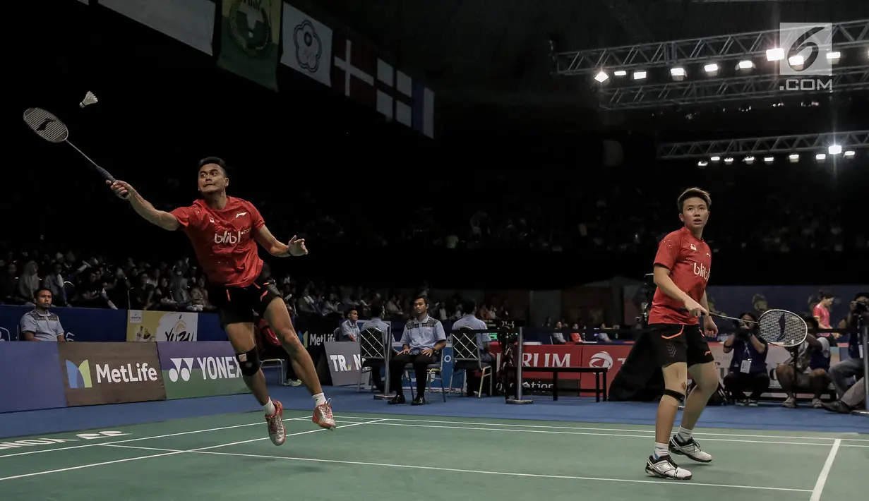 Pemain Ganda Campuran Indonesia Tontowi Ahmad melompat berusaha memukul kok saat pertandingan melawan Dukyoung Kim/Kim Ha Na (Korea) pada laga pertama Indonesia Open 2017 di Jakarta, Selasa (13/6). (Liputan6.com/Faizal Fanani)