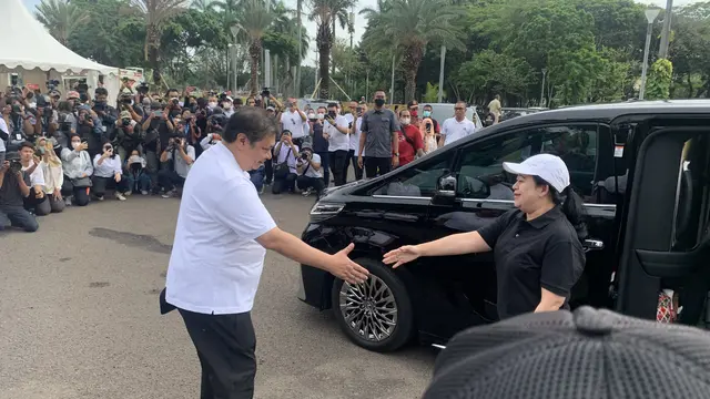 Ketua DPP PDIP Puan menemui Ketua Umum Partai Golkar Airlangga Hartarto di kawasan Monas untuk jalan sehat bersama.