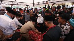 Keluarga dan kerabat menaburkan bunga di makam almarhum Abraham Lunggana atau Haji Lulung di TPU Karet Bivak, Jakarta, Selasa (14/12/2021). Lulung dikabarkan menghembuskan nafas terakhir pada pukul 10.51 WIB di RS Harapan Kita, Jakarta. (Liputan6.com/Faizal Fanani)
