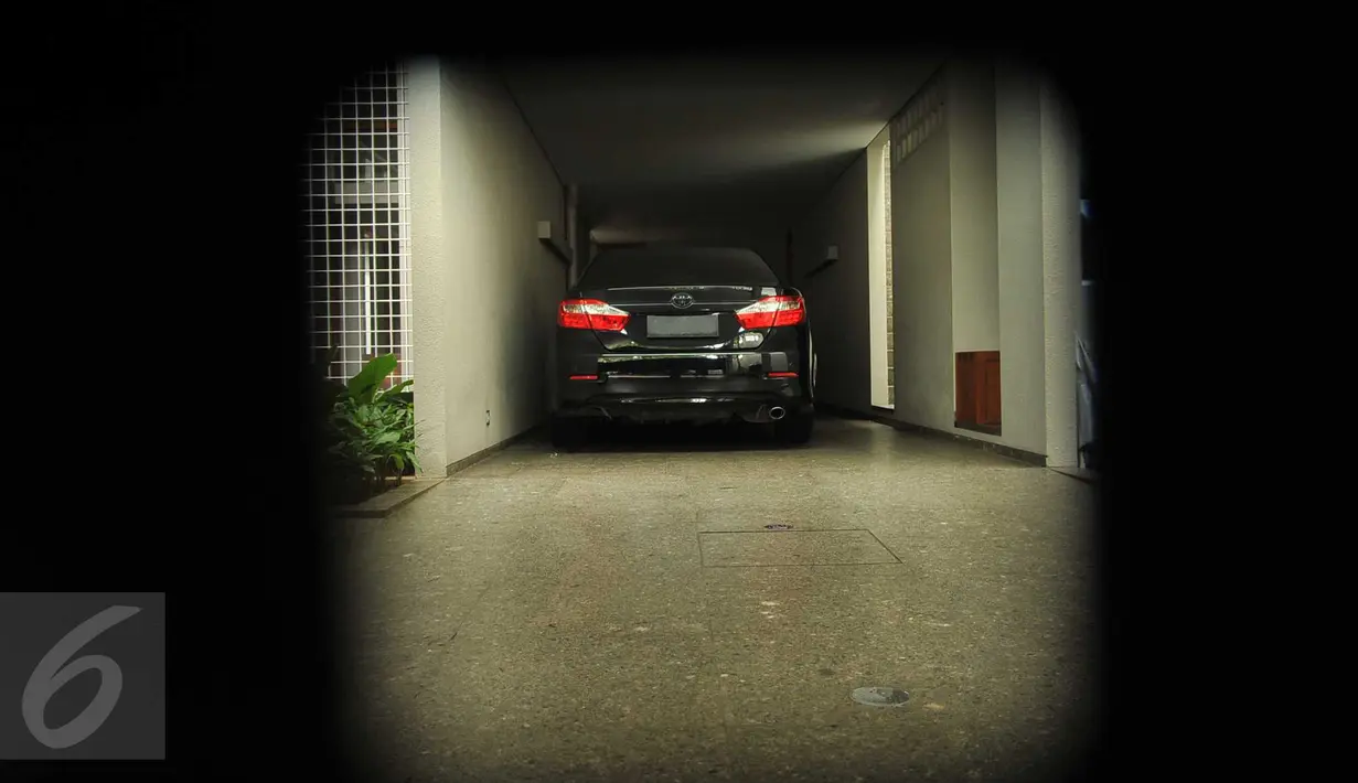 Sebuah mobil mewah terlihat di rumah Sekjen Mahkamah Agung (MA) Nurhadi di Jalan Hang Lekir V, Jakarta, usai digeledah oleh KPK, Kamis (21/4). Penggeledahan terkait OTT KPK terhadap panitera PN Jakpus, Edy Nasution. (Liputan6.com/Gempur M Surya)