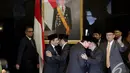 Gubernur DKI Jakarta Basuki Tjahaja Purnama dan Wagub Djarot Saiful Hidayat disambut anggota DPRD saat tiba di Gedung DPRD DKI Jakarta, Jakarta, Senin (12/1/2015). (Liputan6.com/Faizal Fanani)