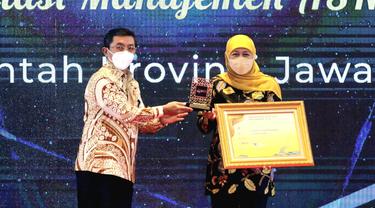 Khofifah menerima penghargaan dari BKN. (Dian Kurniawan/Liputan6.com).