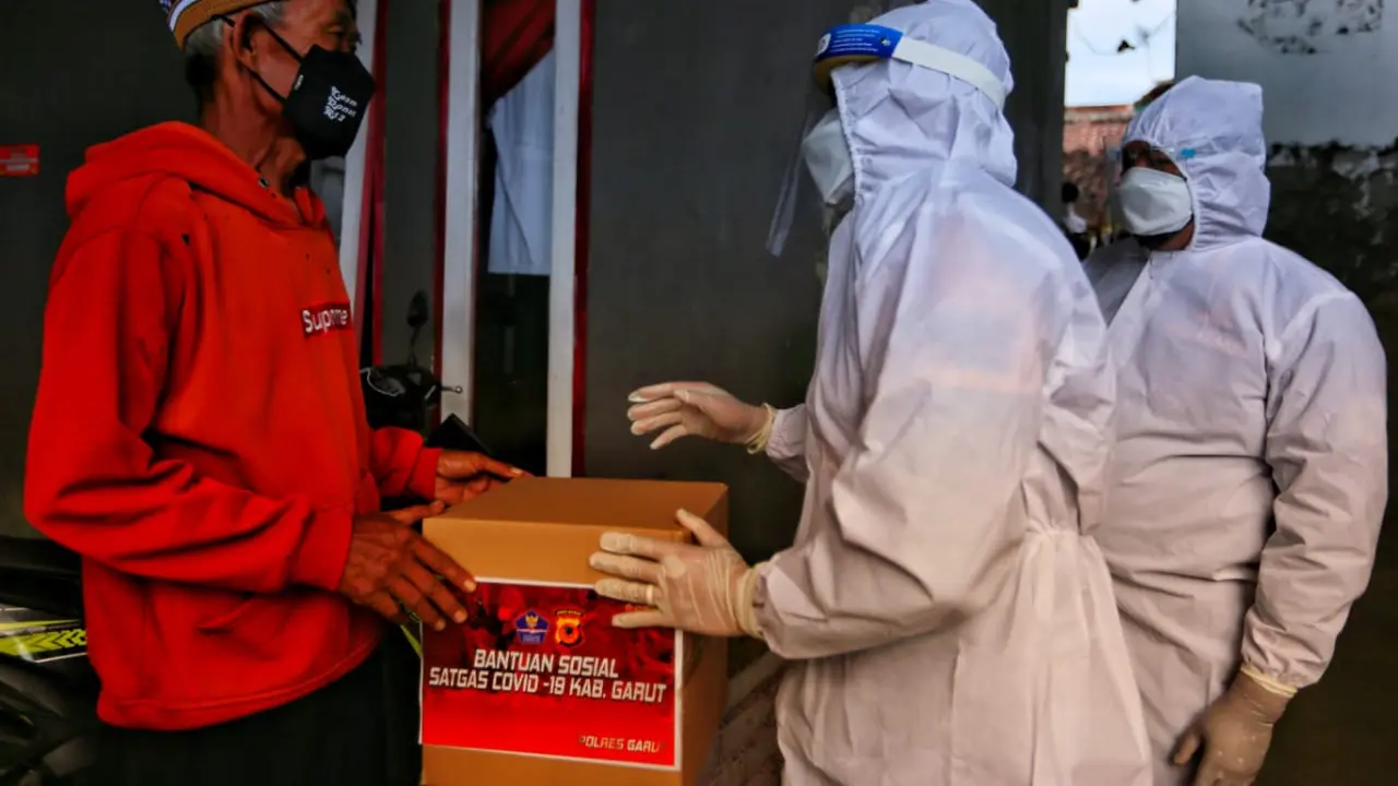 Dipimpin Kapolres Garut, Kajari dan Dandim 0611 Garut serta unsur Forkopimda Garut, mereka sengaja mengetuk rumah pasien yang tengah melakukan isoman satu per satu, di Kampung Babakan Abid, Kelurahan Kota Wetan, Kecamatan Garut Kota.