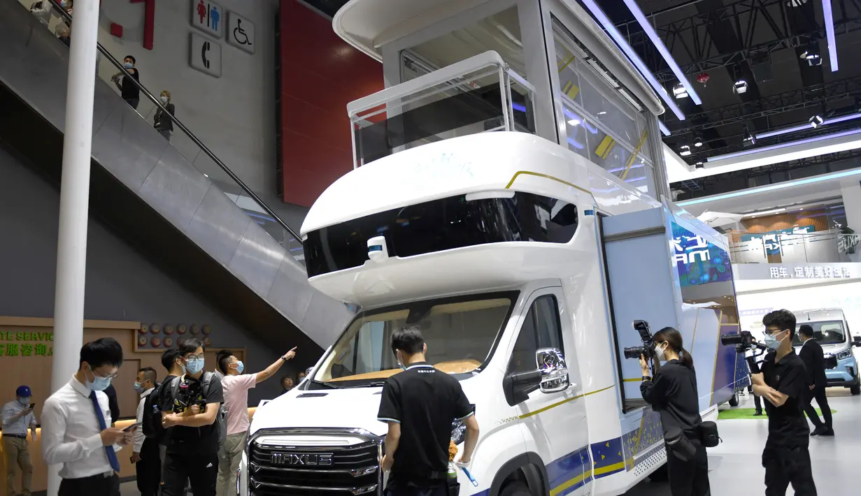 Para pengunjung melihat-lihat sebuah kendaraan rekreasi dalam Pameran Mobil Internasional Guangzhou ke-18 di China Import and Export Fair Complex di Guangzhou, Provinsi Guangdong, China selatan (20/11/2020). (Xinhua/Lu Hanxin)