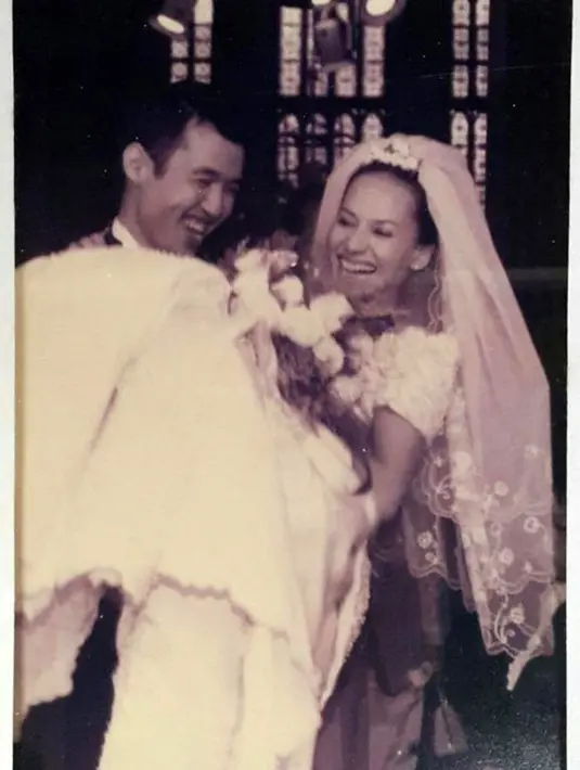 "Awalnya, saya ingin menikah di Museum Tekstil, tapi kami akhirnya memilih Gereja Katedral. Alasannya, karena saya Katolik dan Jana pun Katolik," kata Erwin. (Bintang.com/dok. Pribadi)