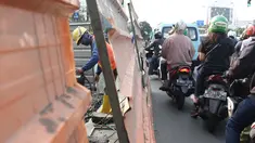 Aktivitas pekerja menyelesaikan proyek revitalisasi trotoar di Jalan Salemba Raya, Jakarta, Jumat (6/9/2019). Proyek revitalisasi trotoar dengan anggaran Rp 75 miliar ini ditargetkan rampung pada Desember mendatang. (Liputan6.com/Helmi Fithriansyah)