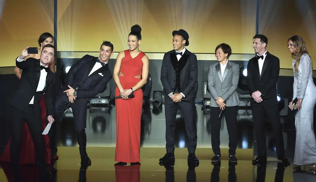 Ronaldo, Messi dan Neymar erfoto selfie bersama pada acara Anugerah  FIFA Ballon d'Or 2015 di Kongresshaus, Zurich, Selasa (11/1/2016). (AFP Photo/Fabrice Coffrini)