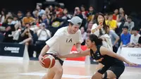 Aksi Bintang NBA, Austin Reaves (kiri), saat melakoni rangkaian Asia Tour 2025 di Financial Fitness Gym by OCBC di Ciputra World Surabaya (CWS), Senin (11/8/2025). (Dok Rigorer)