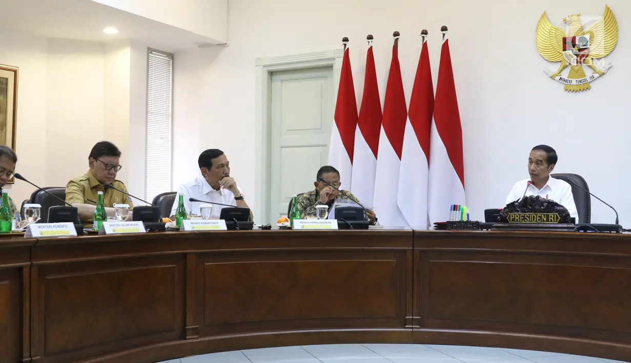 Presiden Joko Widodo atau Jokowi (kanan) memimpin rapat terbatas percepatan peta jalan penerapan industri 4.0 di Kantor Presiden, Jakarta, Selasa (3/9/2019). Jokowi meminta percepatan peta jalan penerapan industri 4.0 guna mendongkrak investasi dan ekspor. (Liputan6.com/Angga Yuniar)