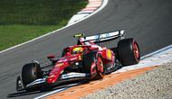 Pembalap Ferrari asal Inggris, Lewis Hamilton, sedang mengemudi pada sesi kualifikasi Q2 Formula One Grand Prix Belanda di Sirkuit Zandvoort, Belanda bagian barat, pada 30 Agustus 2025. (NICOLAS TUCAT/AFP)