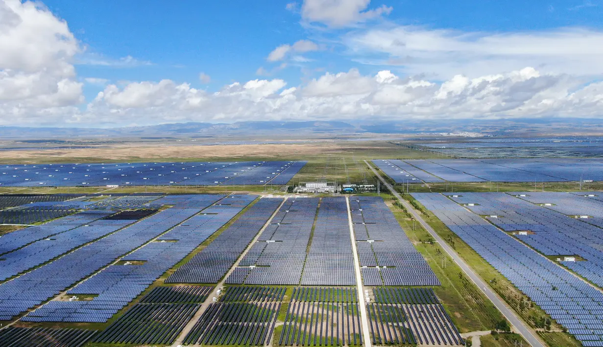 Foto hasil bidikan dari udara yang diabadikan pada 17 Agustus 2020 ini menunjukkan pembangkit listrik tenaga surya di kawasan pengembangan industri hijau di Prefektur Otonom Etnis Tibet Hainan, Provinsi Qinghai, China barat laut. (Xinhua/Zhang Long)