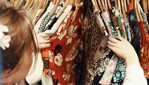 Ilustrasi fast fashion. (Foto: Unsplash/Becca McHaffie)