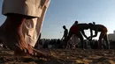 Pegulat Pakistan bertarung dalam kompetisi gulat Greco-Roman mingguan di Dubai (16/3). Gulat Greco-Roman ini merupakan gaya gulat yang dipercayai sebagai turunan langsung dari pegulat Yunani dan Romawi di masa lampau. (AFP Photo/Karim Sahib)