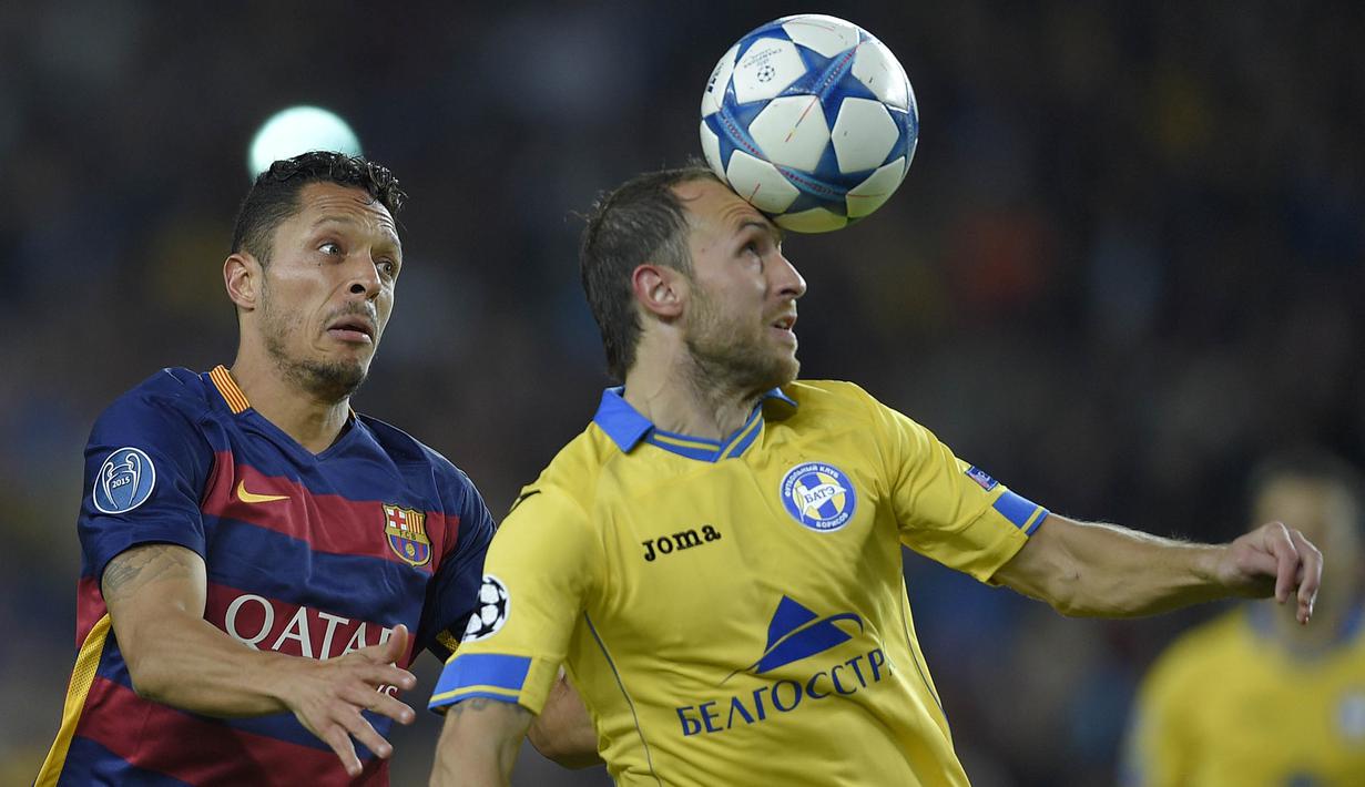 Pemain Bate Borisov, Igor Stasevich berebut bola dengan pemain Barcelona, Adriano pada laga Liga Champions di Stadion Camp Nou, Spanyol, Rabu (4/11/2015). (AFP Photo/Lluis Gene)